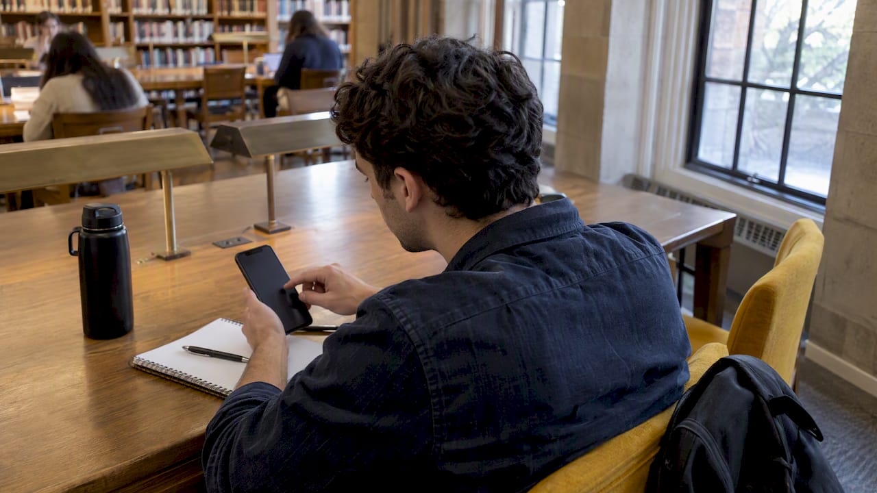 Student starting a productivity app timer